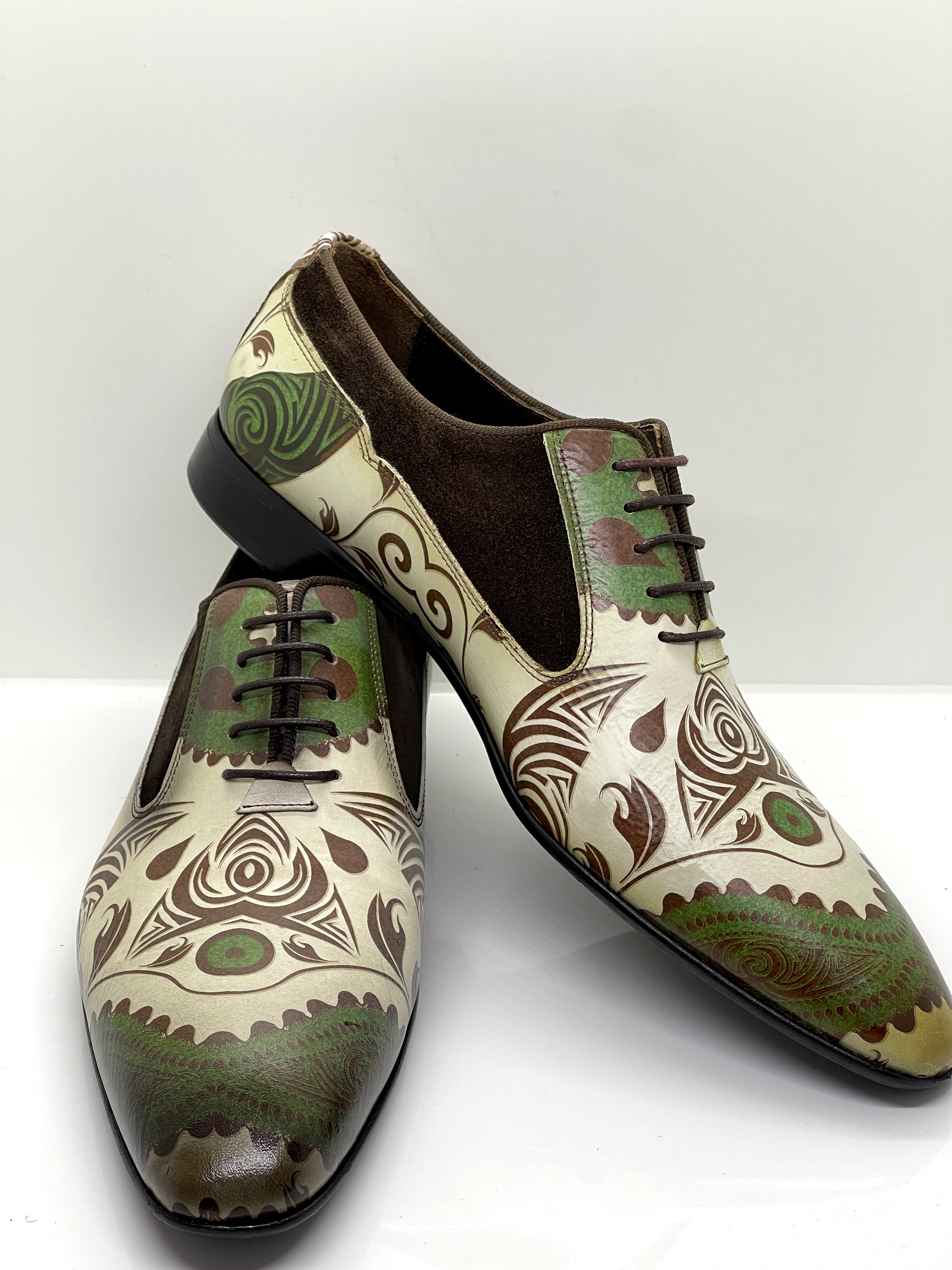 Handgemachter Herrenschuh mit pittoresken handgemalten Ornamenten, braun-grün-beige