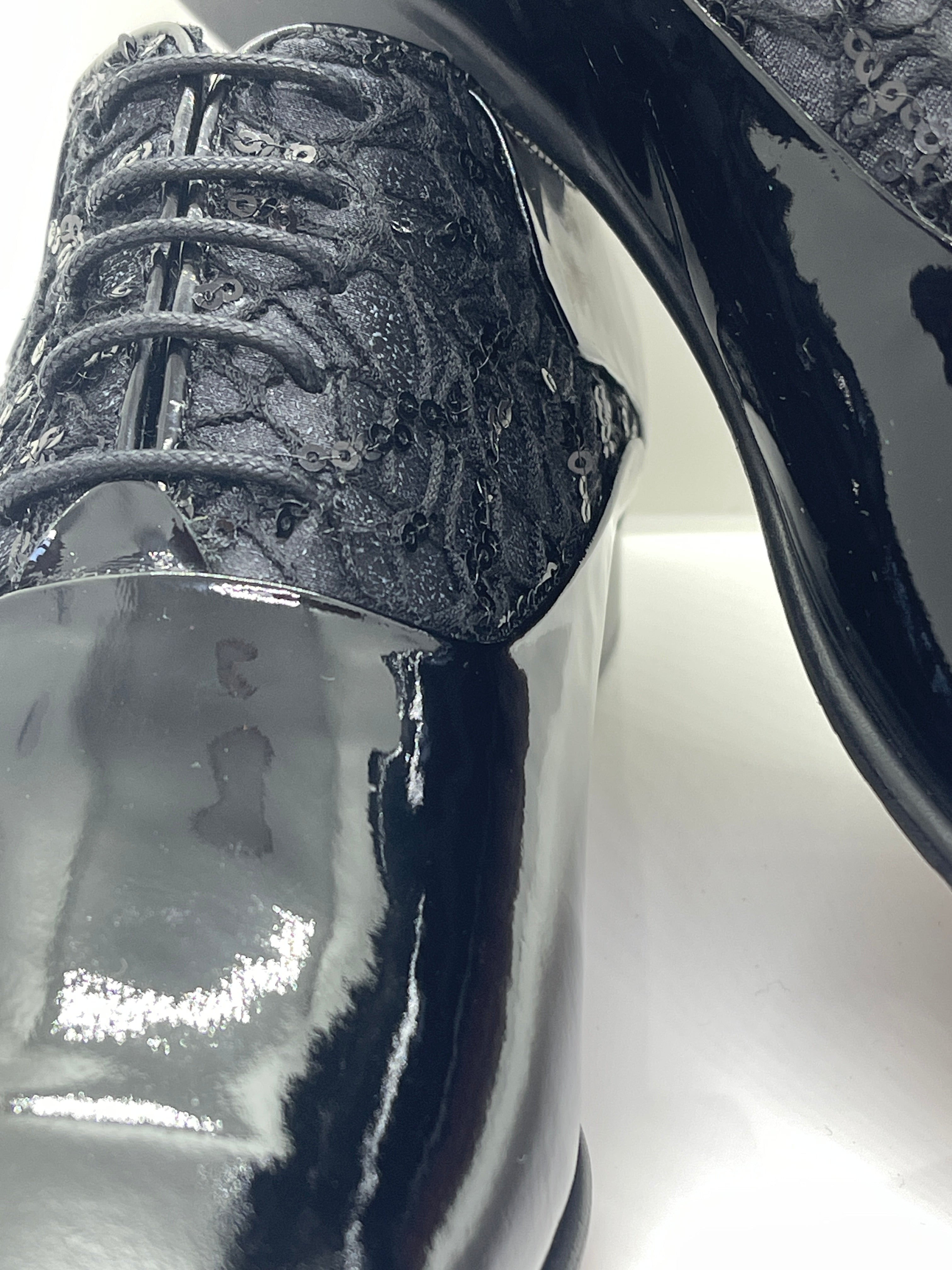 Handgemachter Herrenschuh, Lackschuh mit Patchworkeinsatz in Spitzenapplikation, Schwarz