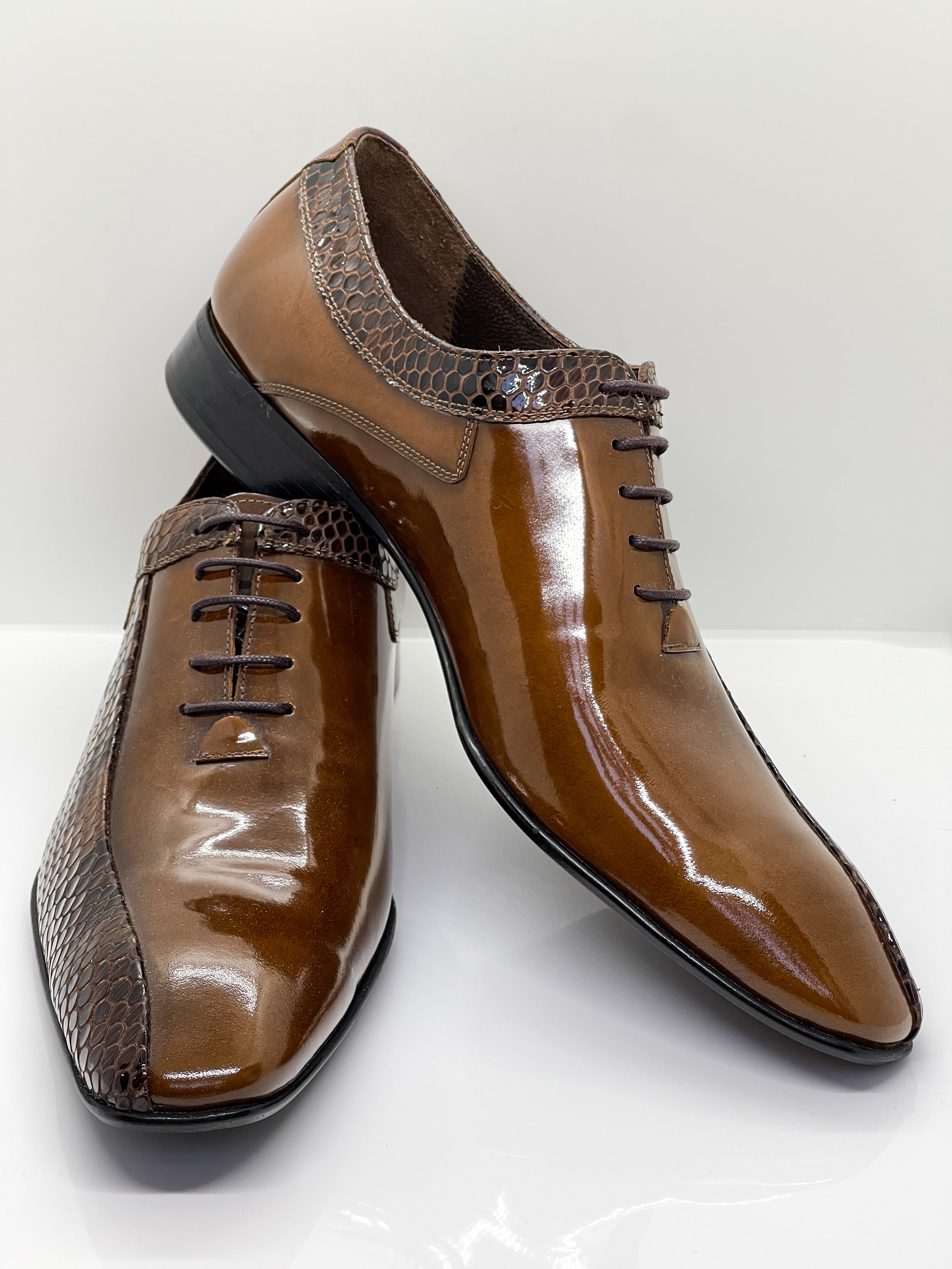 Handgemachter Herrenschuh, mit edler Krokoprägung, cognac-braun, Lack