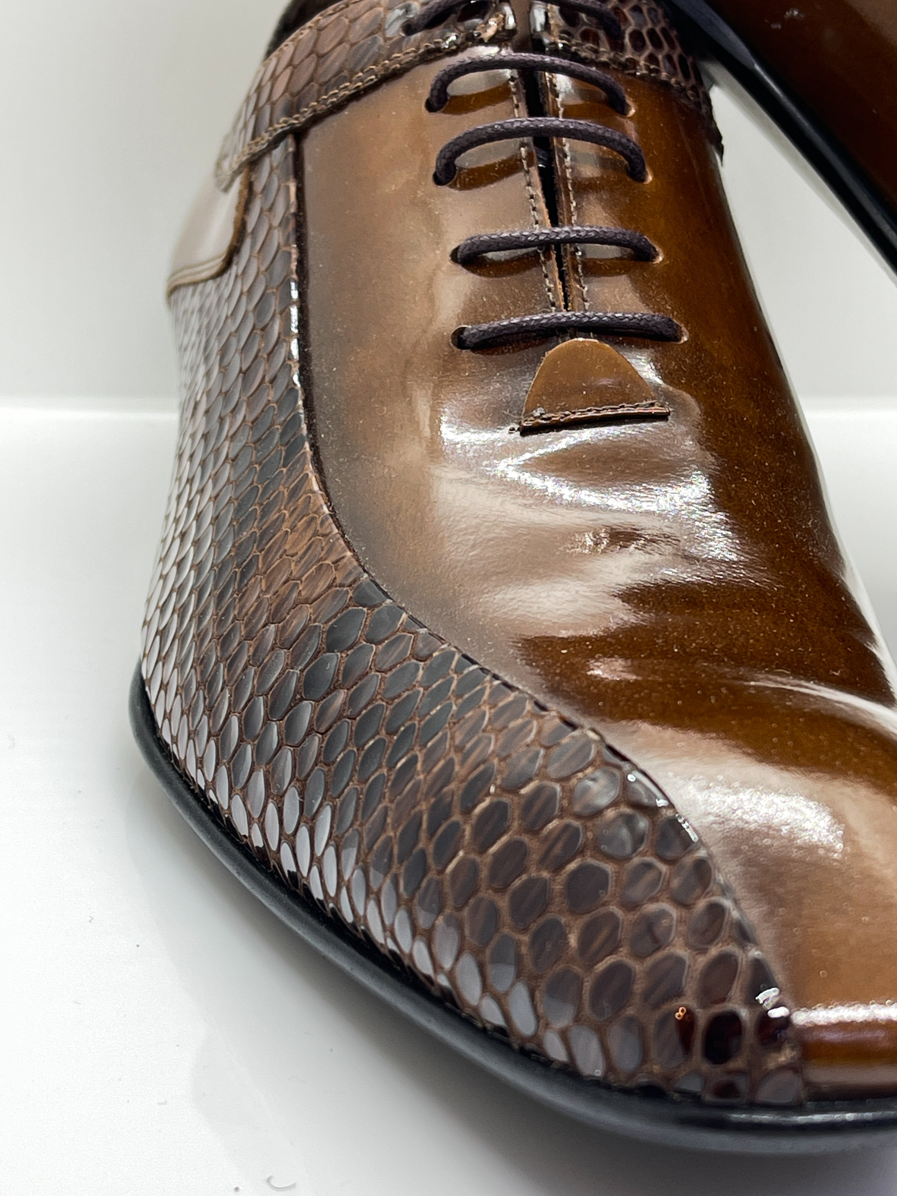 Handgemachter Herrenschuh, mit edler Krokoprägung, cognac-braun, Lack