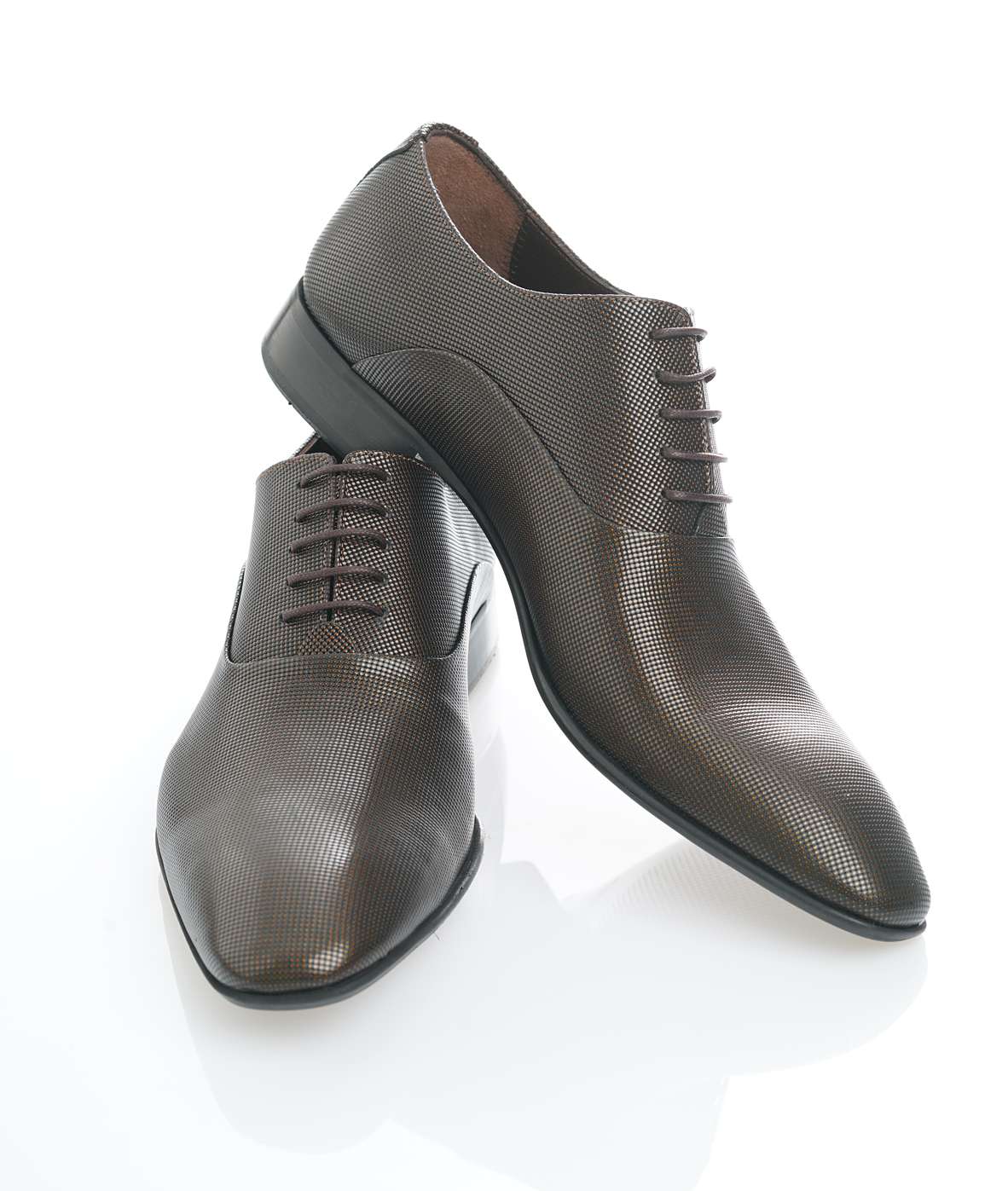 Handgemachter Herrenschuh, mit Punktprägung, leicht glänzend, mokkabraun, echtes Leder