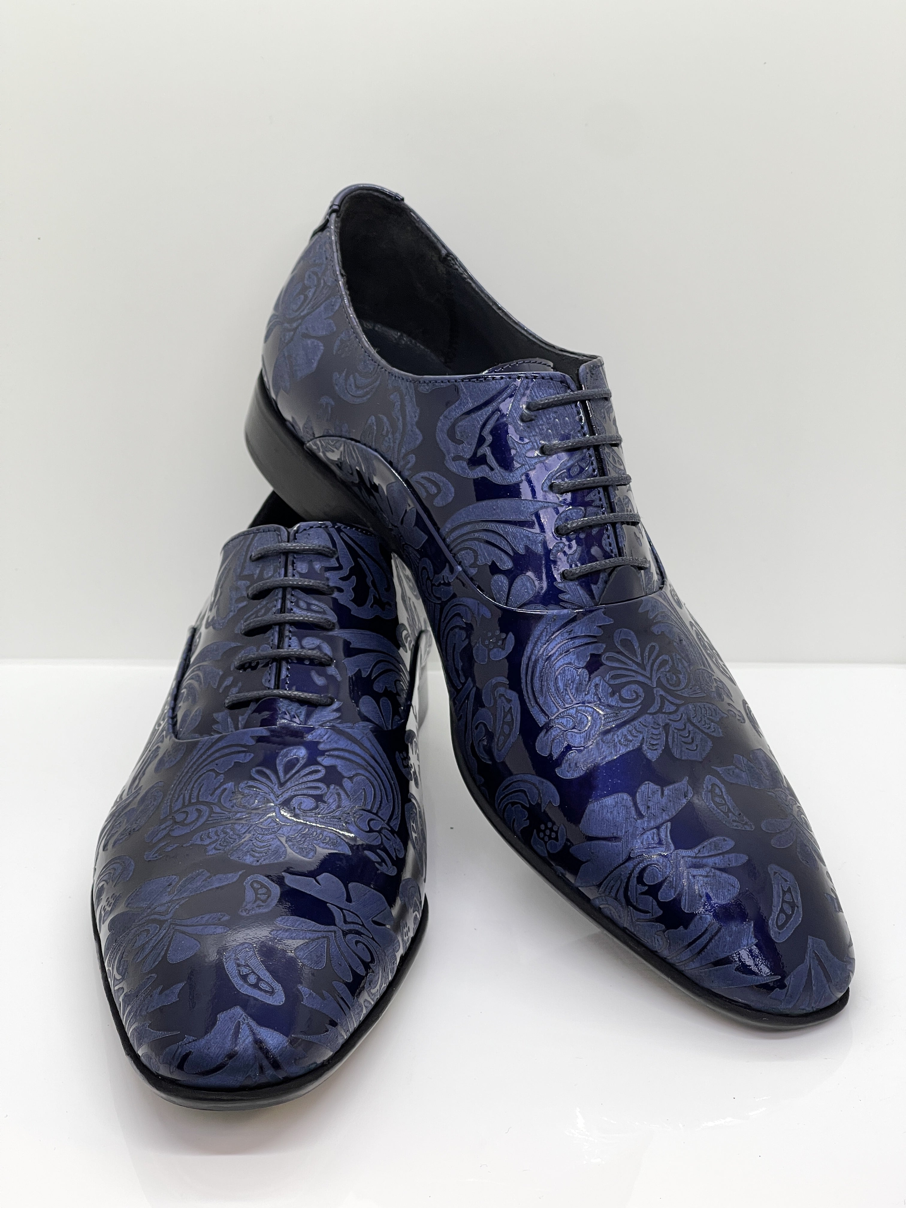 Handgefertigter Herrenschuh aus echtem Leder mit einer filigranen Lasergravur in Form von Paisley-Ornamenten und eleganten Lackdetails in Schwedenblau