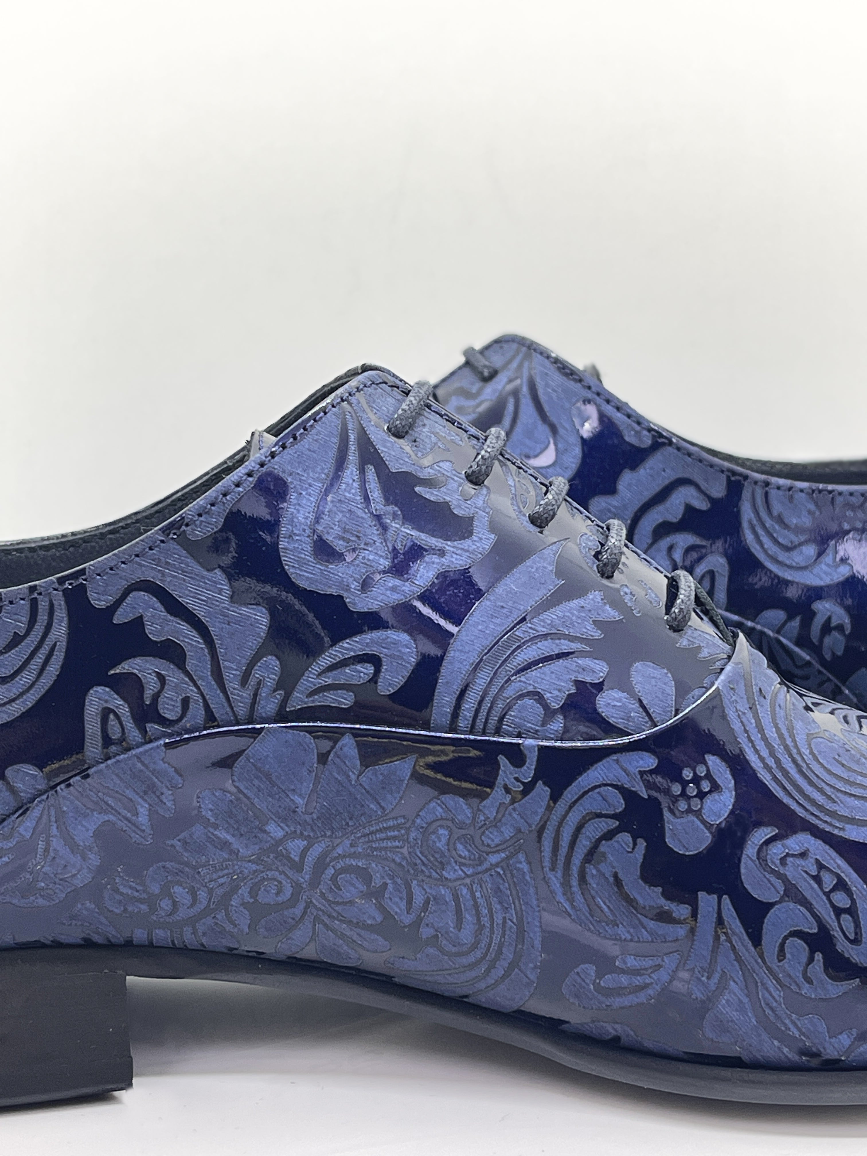 Handgefertigter Herrenschuh aus echtem Leder mit einer filigranen Lasergravur in Form von Paisley-Ornamenten und eleganten Lackdetails in Schwedenblau
